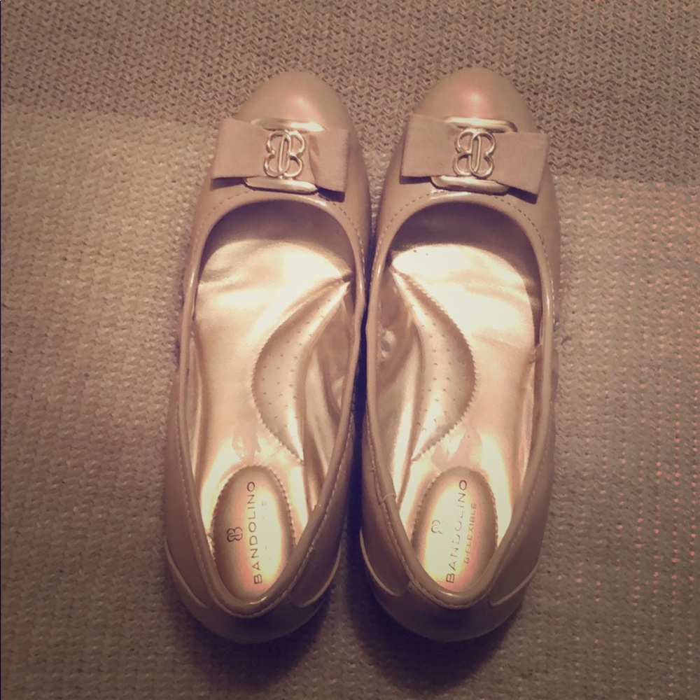 Nude wedge shoe with bow accent